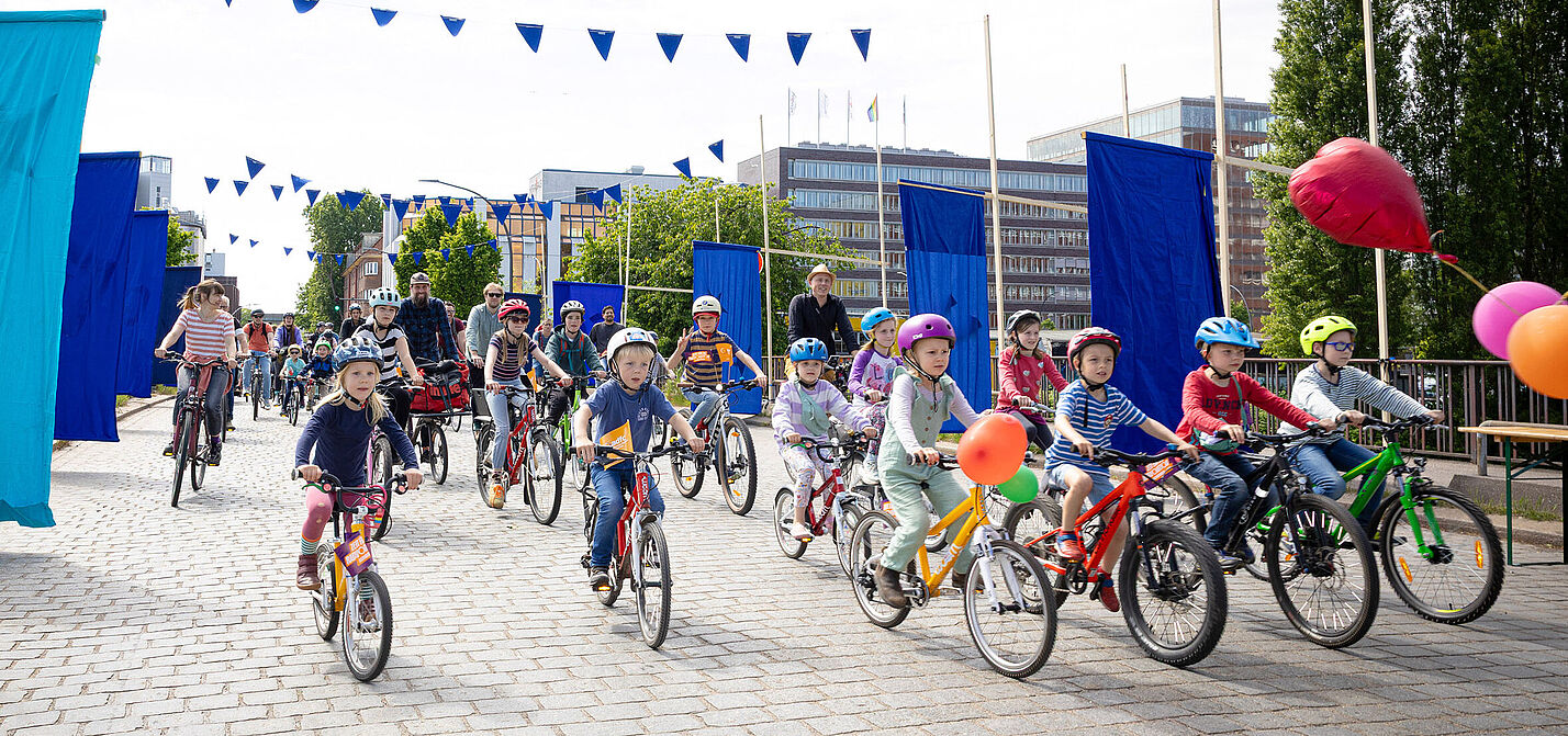2025_05_10_KM_Einfahrt_Asphaltsprenger_2_Henriette_Pogoda Die Kinderfahrraddemo Kidical Mass fährt beim Asphaltsprenger Festival ein