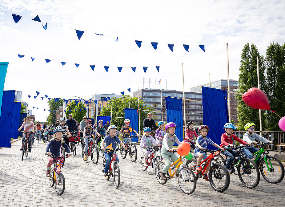 2025_05_10_KM_Einfahrt_Asphaltsprenger_2_Henriette_Pogoda Die Kinderfahrraddemo Kidical Mass fährt beim Asphaltsprenger Festival ein