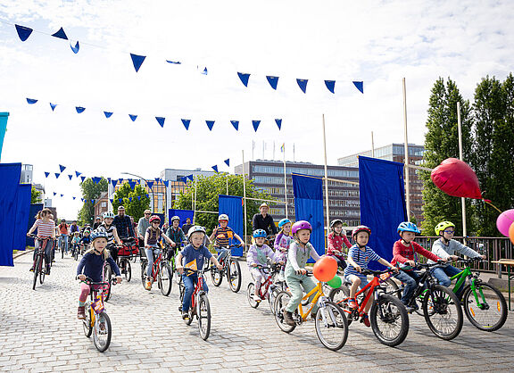 Die Kinderfahrraddemo Kidical Mass fährt beim Asphaltsprenger Festival ein