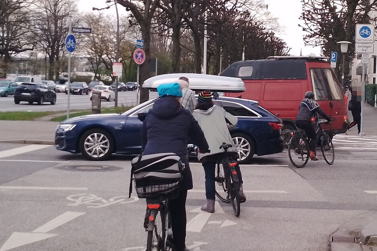 An der Alster: Radfahrende müssen sich bei unklarer Vorfahrtssituation durch KFZ und Fußgänger drängen.