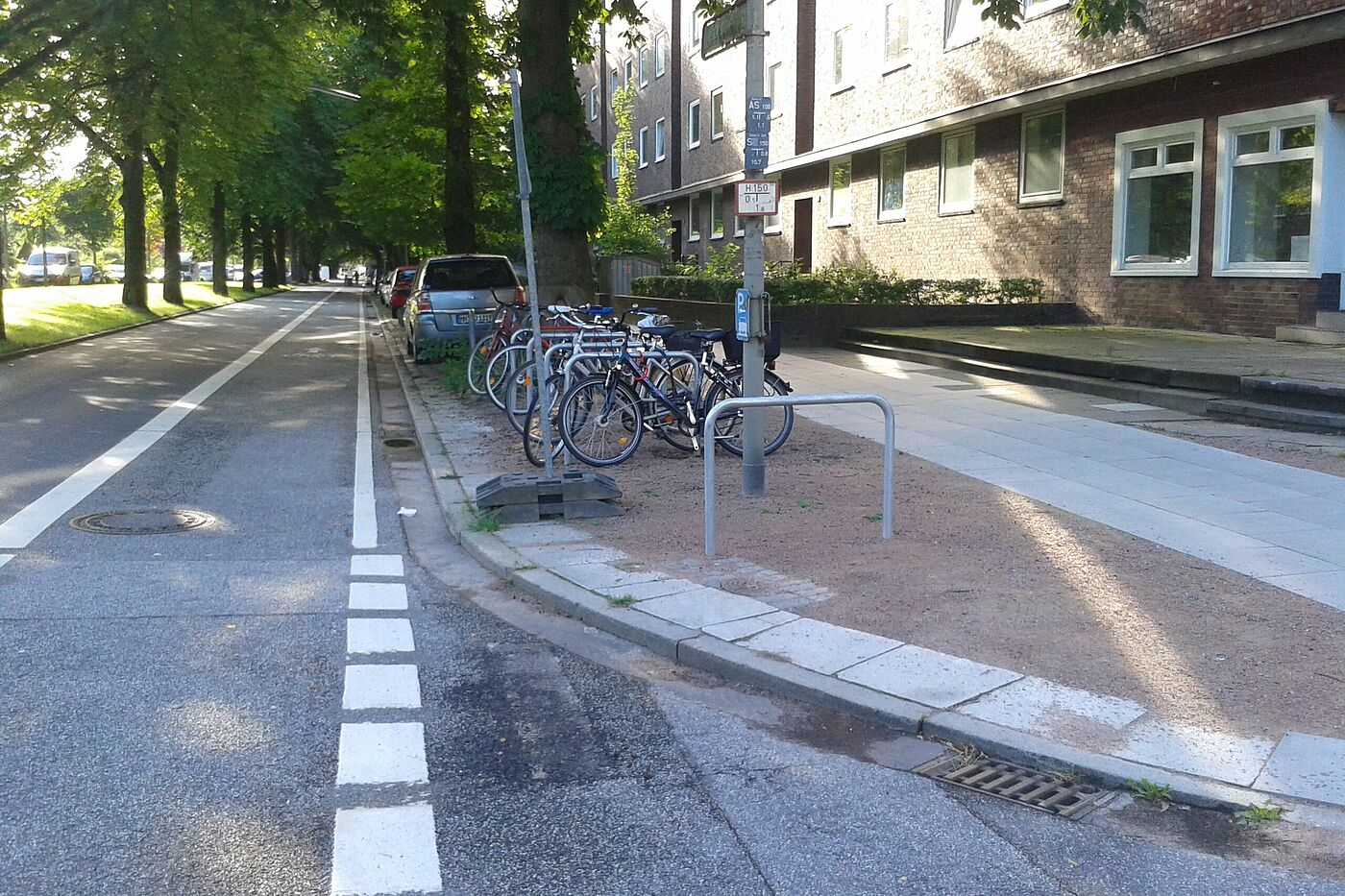 An dieser Einmündung halten Fahrradanlehnbügel die wichtigen Sichtdreiecke von Falschparkern frei