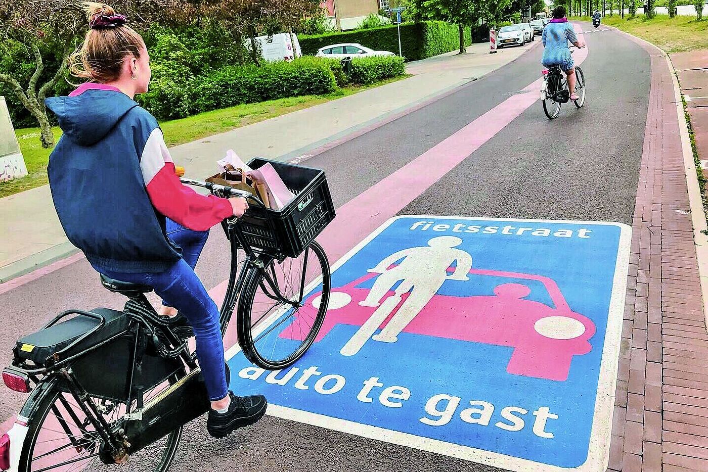 Eine „Fietsstraat“ in den Niederlanden mit Mittelstreifen. Hier sind Autofahrende tatsächlich nur „te gast“.