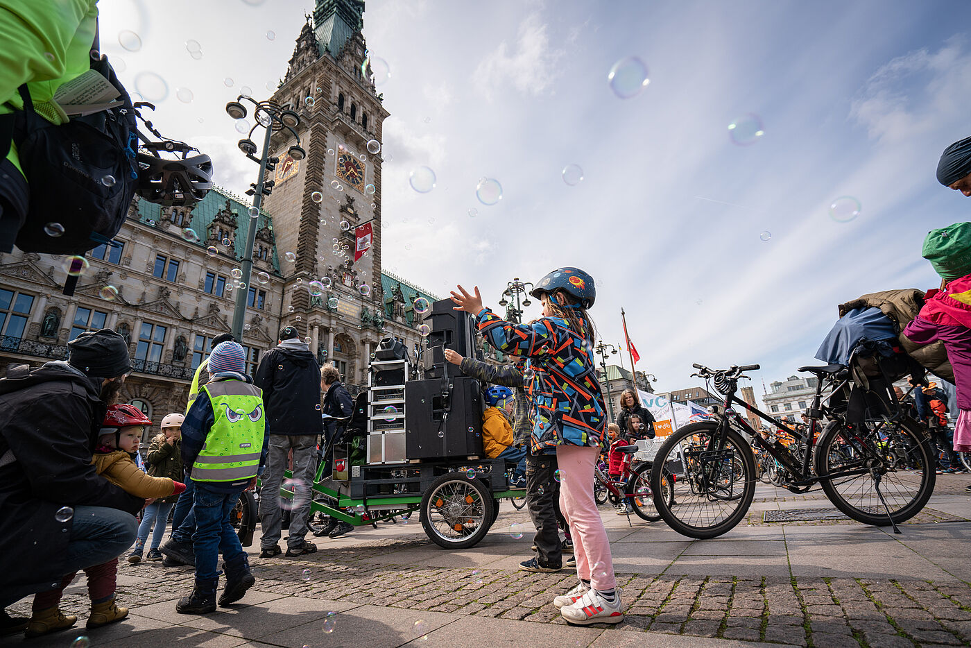 Spaß mit Seifenblasen und Musik auf dem Rathausmarkt