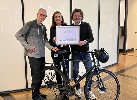 Thomas Lütke vom ADFC Hamburg überreicht das Zertifikat Fahrradfreundlicher Arbeitgeber in Silber an Alexandra v. Hobe und Robert Hoschaeger  von der Firma Gebr.Heinemann