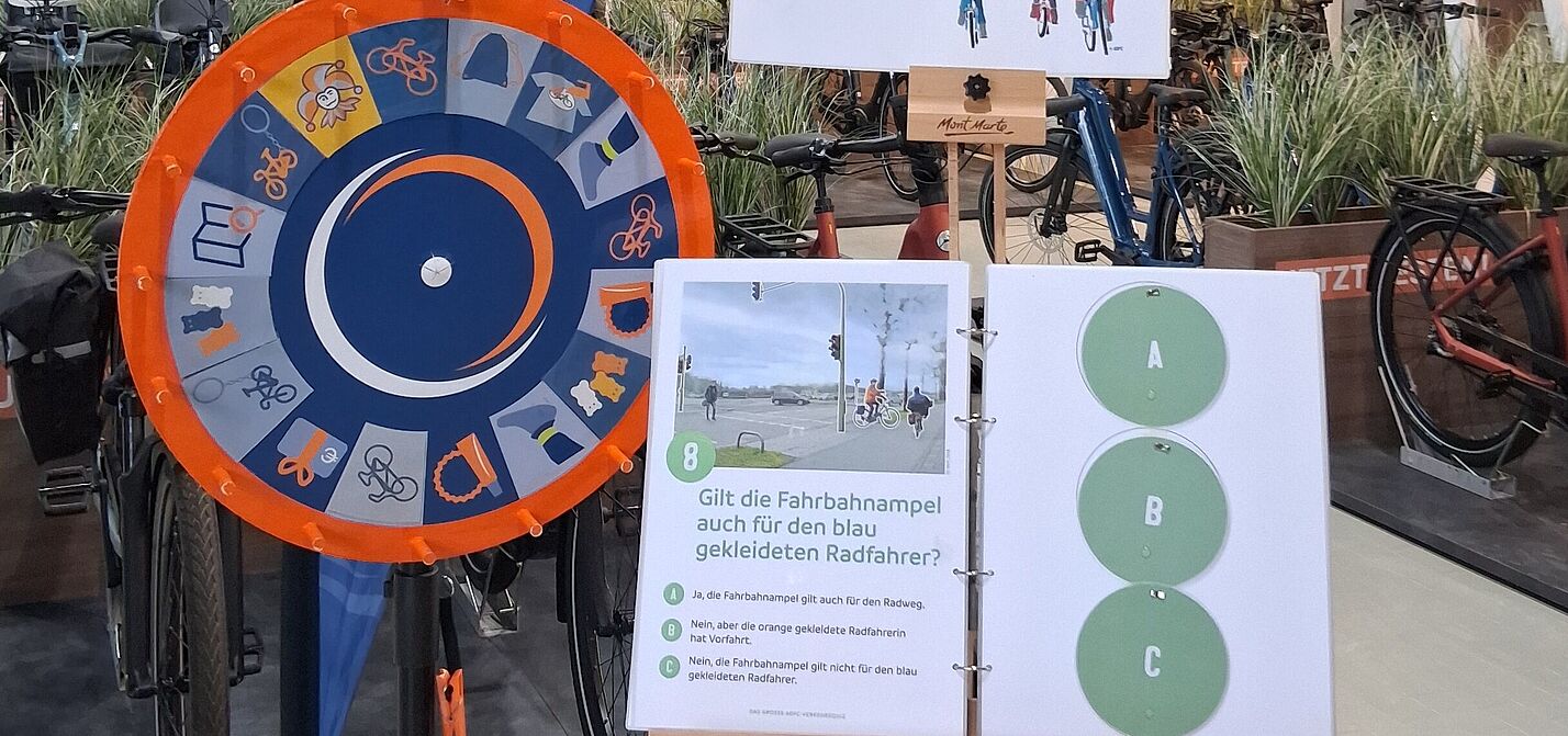 Ein Glücksrad und ein Fahrradquiz