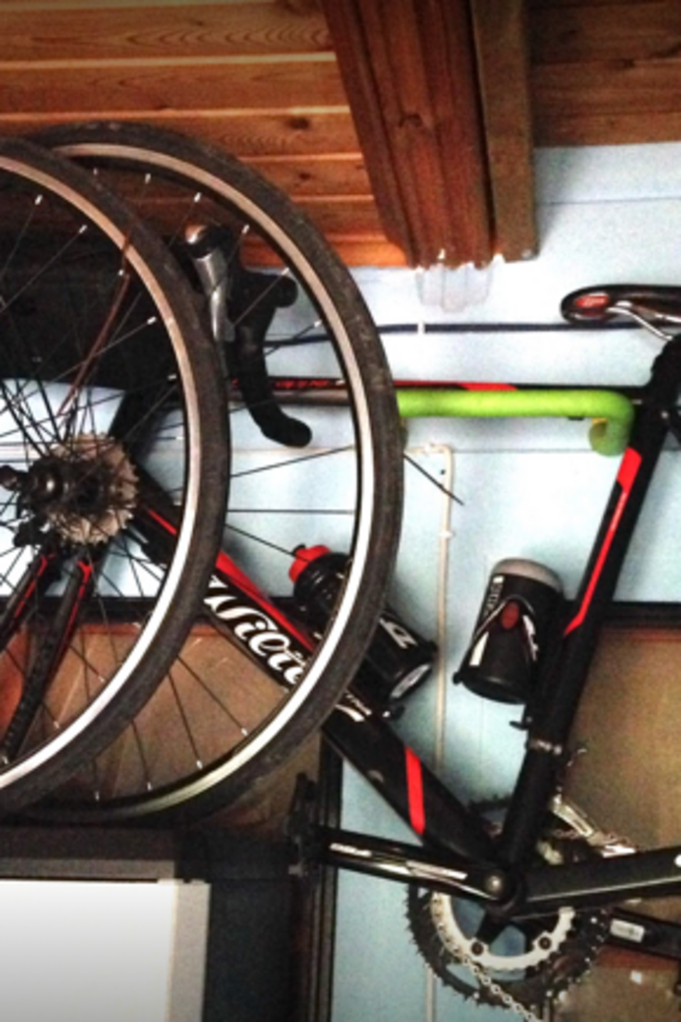 Fahrrad an der Wand Ein zerlegtes Rennrad an einer Wand aufgehängt