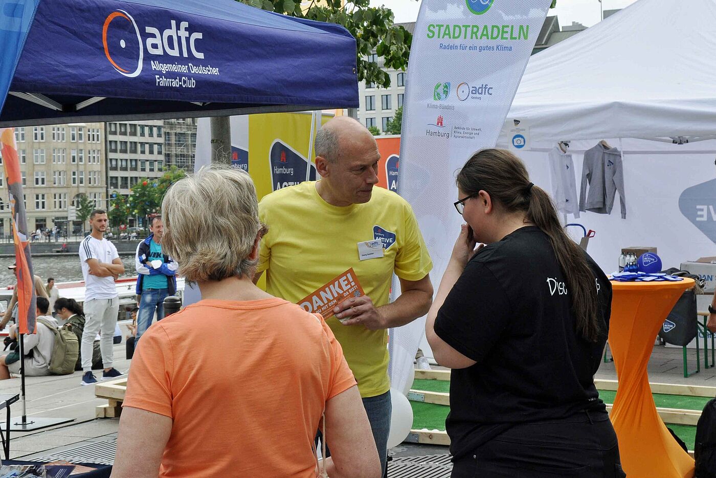 Actice City Day an der Alster, Georg berät Interessenten