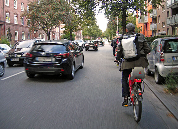 Krausestraße: ausreichend Platz für durchgehende Radstreifen Radfahrende und Autos im Mischverkehr auf der Krausestraße