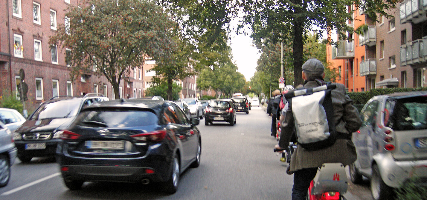 Radfahrende und Autos im Mischverkehr auf der Krausestraße
