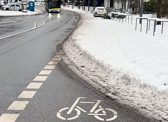 Geräumte Fahrbahn neben verschneitem Radstreifen. Winterdienst nur für ausgewählte Verkehrsteilnehmende?