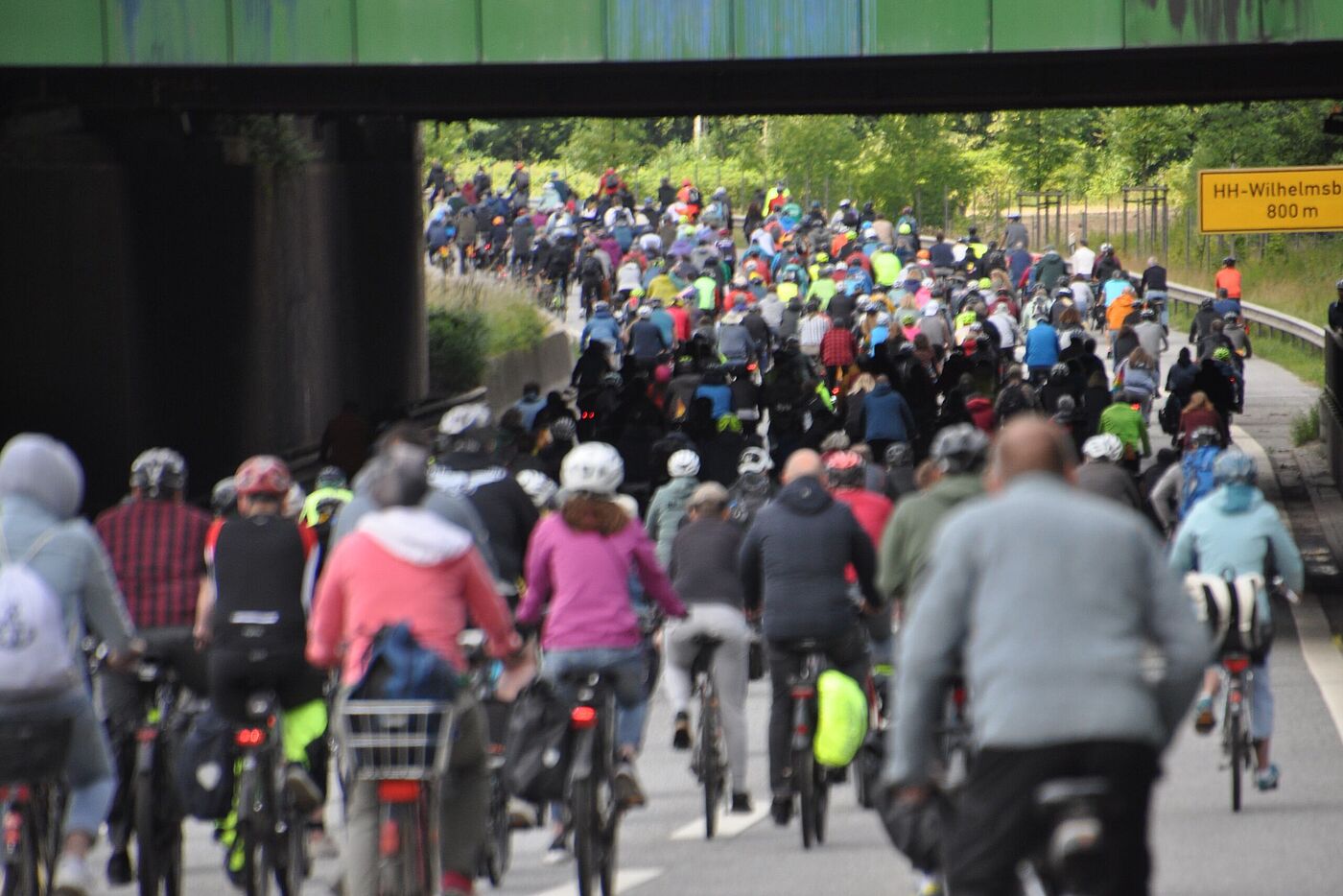 Radfahrende auf der B75