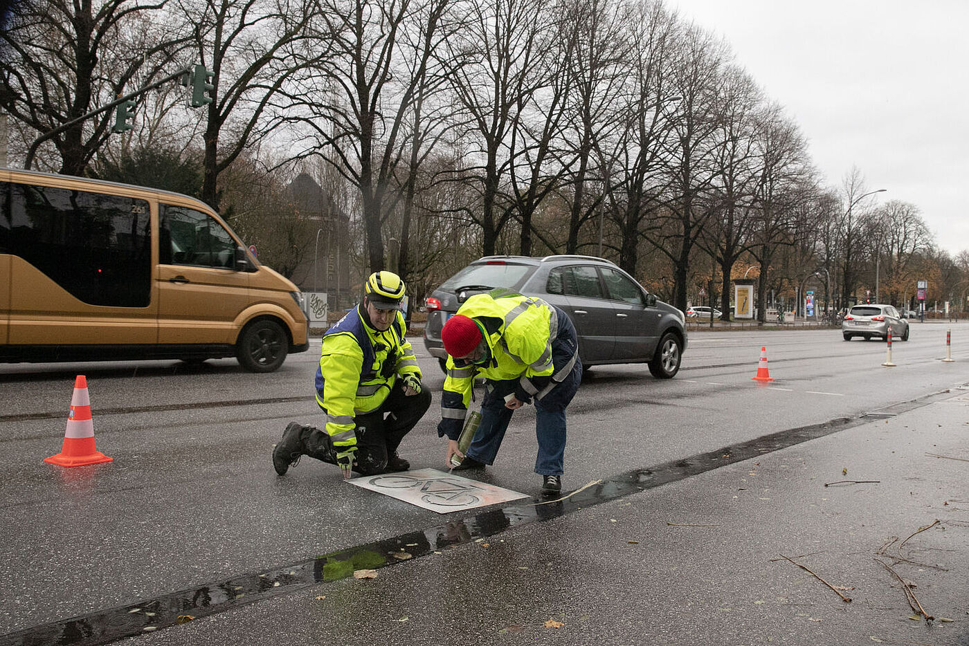 Aktivisten des ADFC sprühen Fahrradsymole auf die Fahrbahn