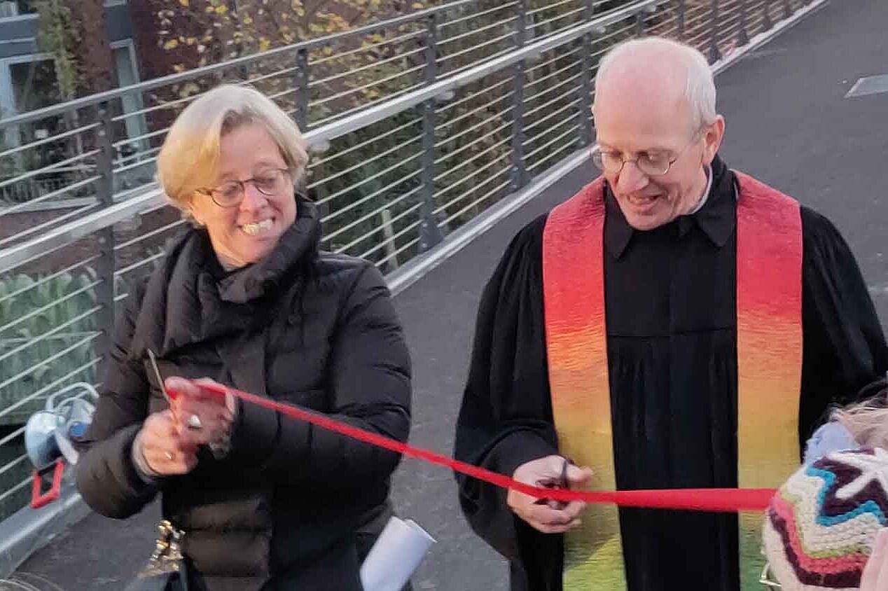 Feierliche Eröffnung der Maurienbrücke durch Monika Thomas, Staatsrätin der Behörde für Stadtentwicklung und Wohnen und Pastor Hanno von der Barmbeker Auferstehungskirche, der die Brücke segnete.