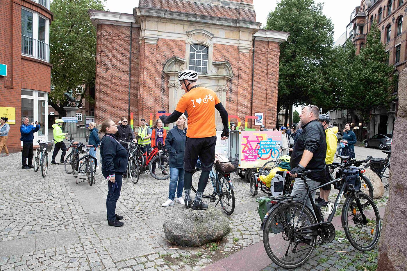 Gruppe von Radfahrenden warten auf einem Platz
