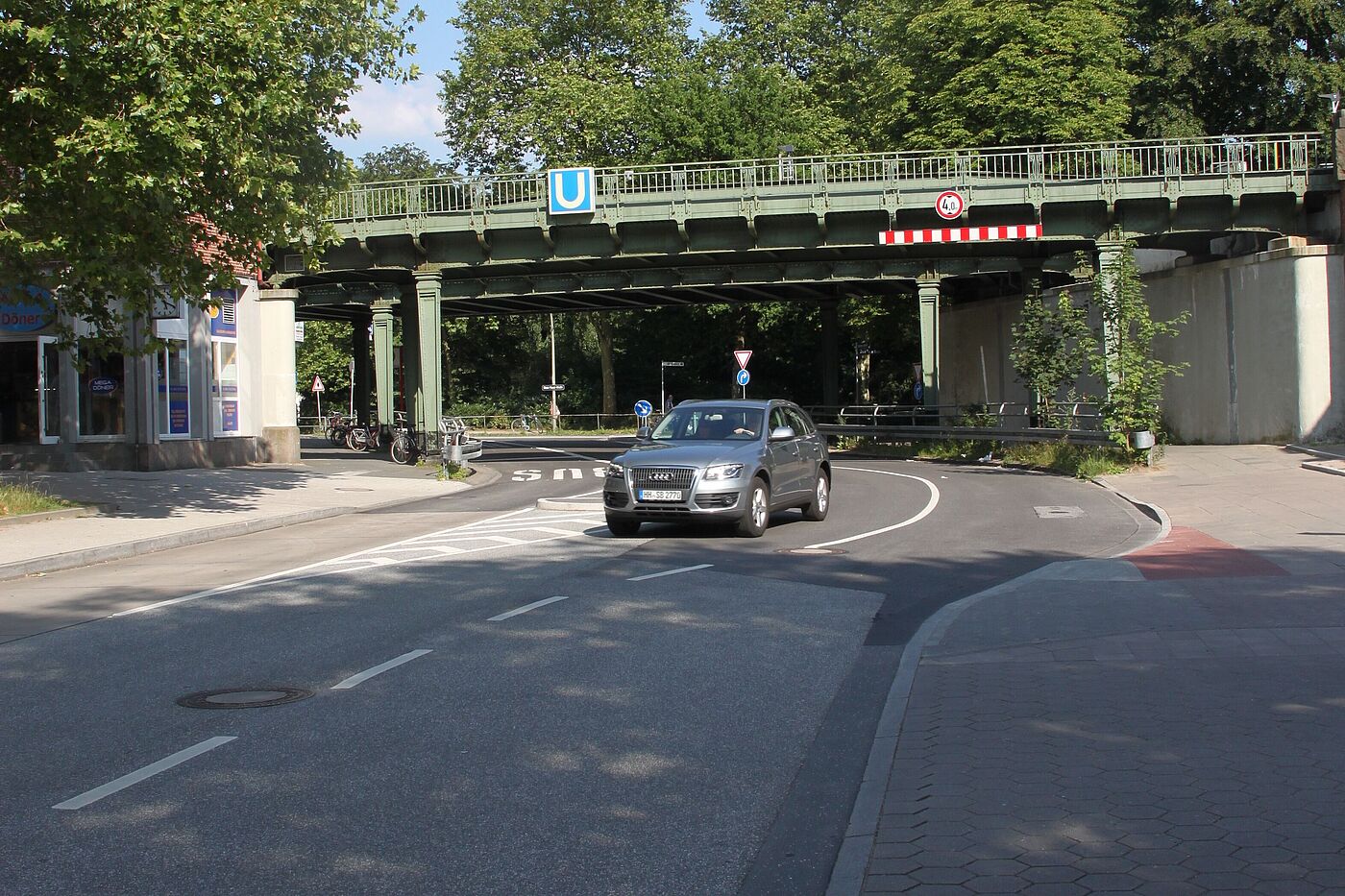 Farmsener Landstraße mit U-Bahnbrücke Volksdorf als Zweirichtungsstraße