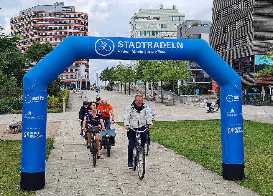 20240909_STADTRADELN_OPENING_02_150105 Senatoir Kerstan und ADFC-Aktive fahren durch einen STADTRADELN-Torbogen