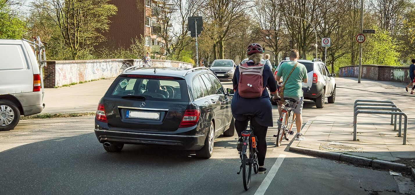 Autoverkehr behindert Radverkehr auf der Fahrradstraße