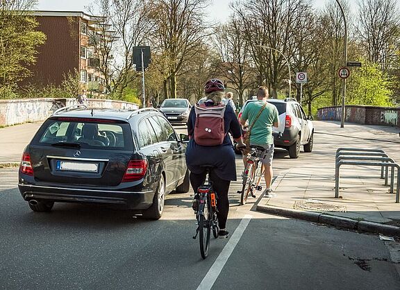 Autoverkehr behindert Radverkehr auf der Fahrradstraße