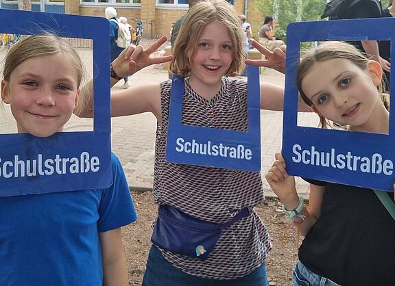 Schülerinnen demomstrieren für eine Schulstraße