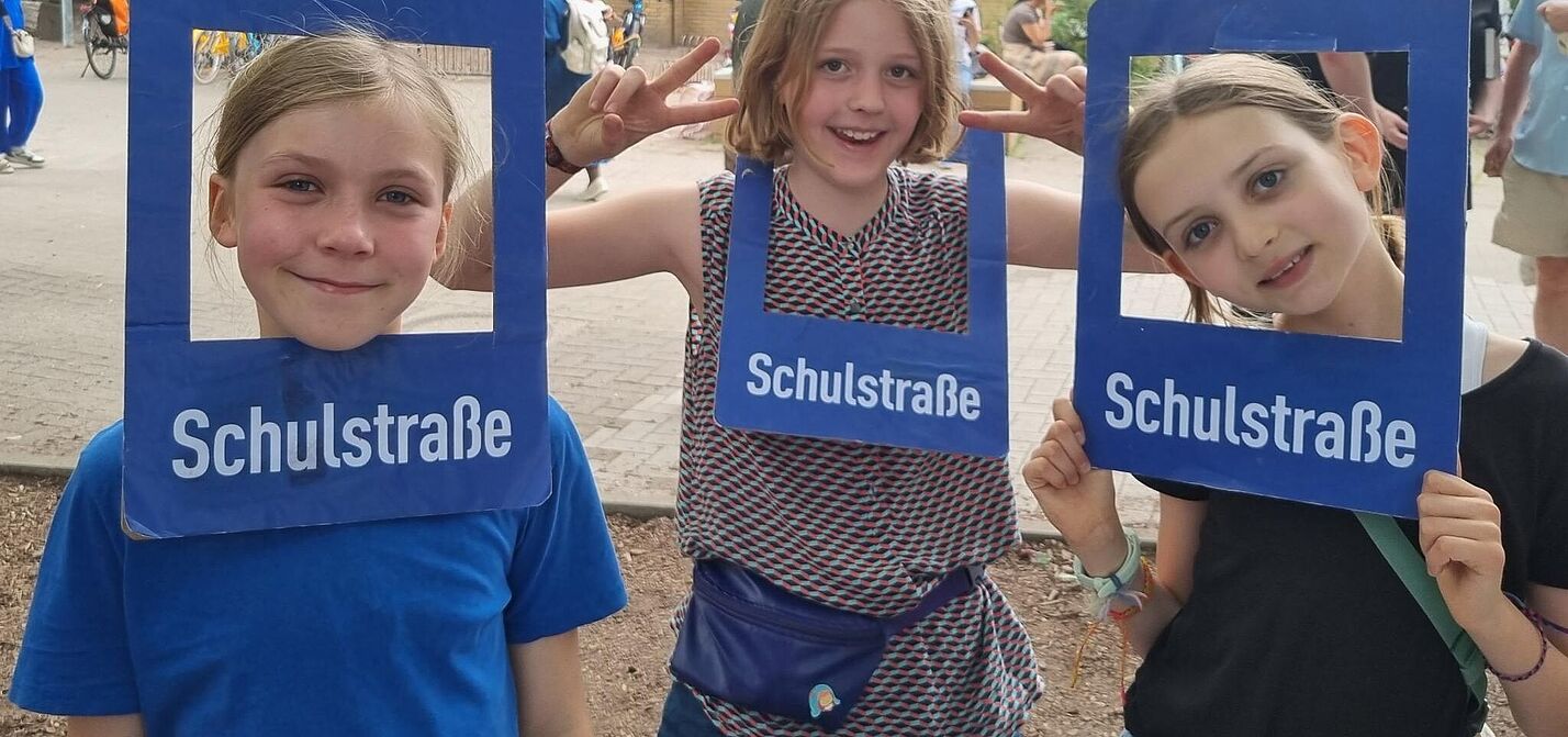 Schülerinnen demomstrieren für eine Schulstraße