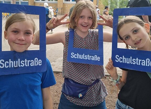 Schülerinnen demomstrieren für eine Schulstraße
