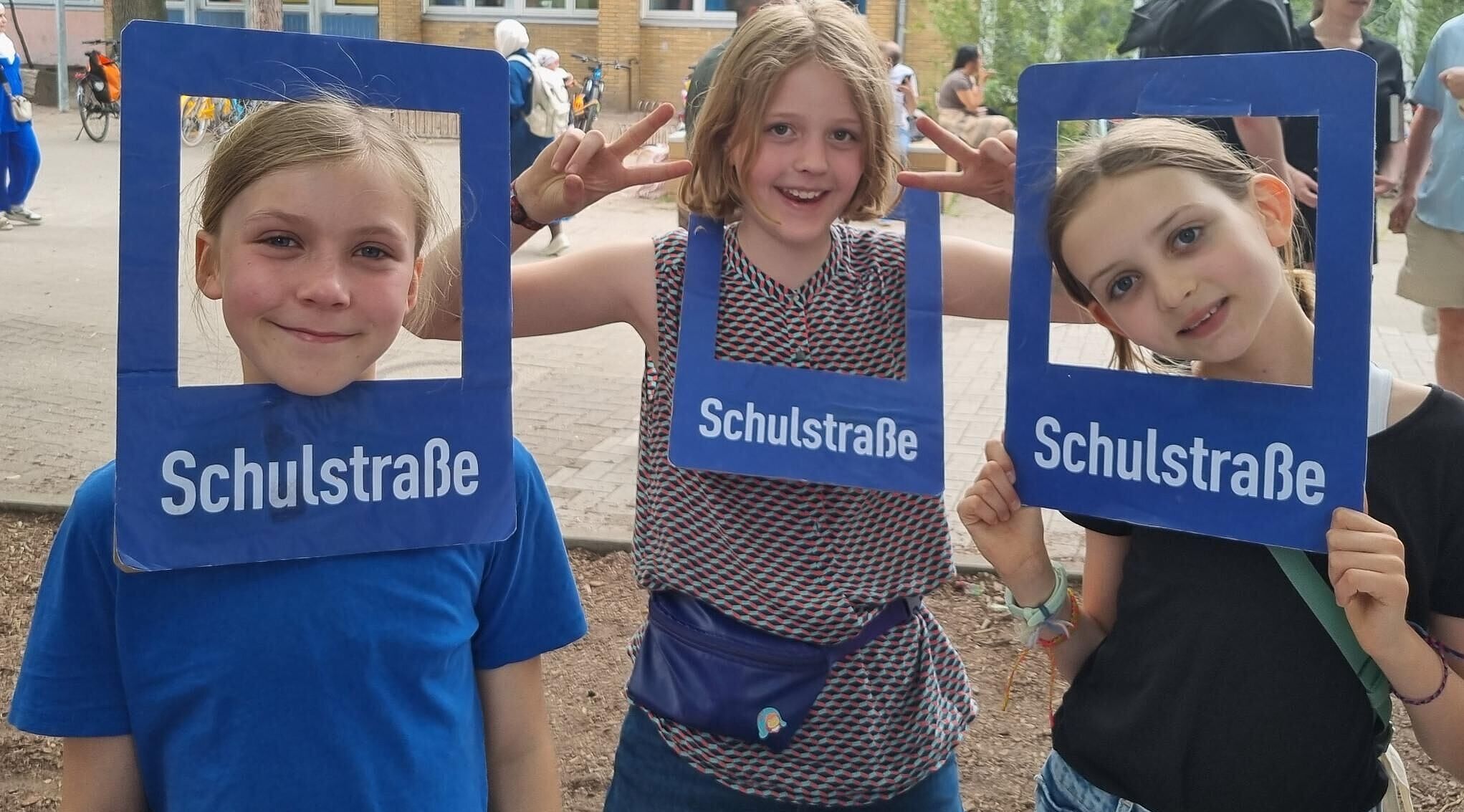 Schülerinnen demomstrieren für eine Schulstraße