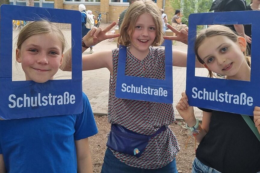 Schüler_innen_Rellinger_Straße Schülerinnen demomstrieren für eine Schulstraße