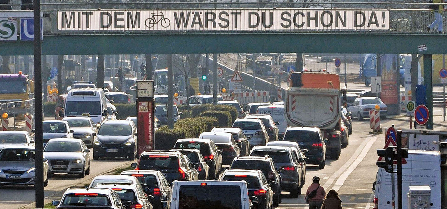 Mit dem Rad wärst du schon da! Stau unter der Fußgängerbrücke