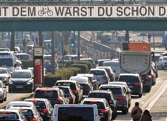 Stau unter der Fußgängerbrücke