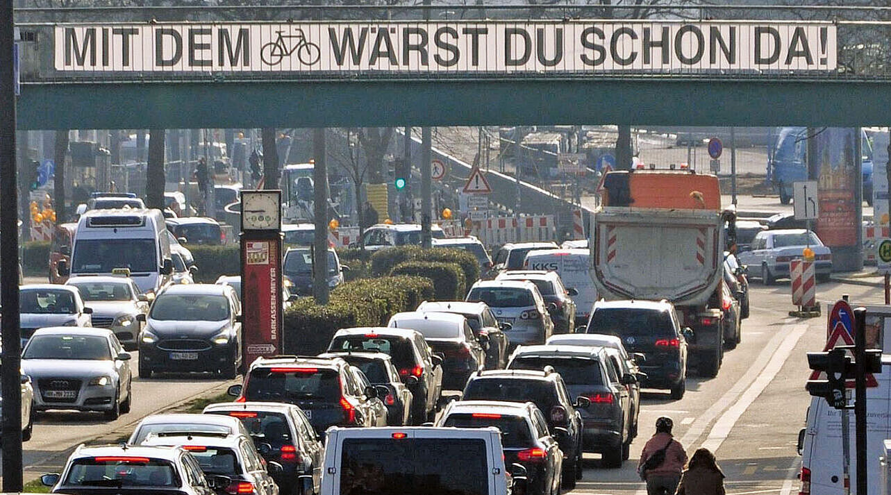 Stau unter der Fußgängerbrücke