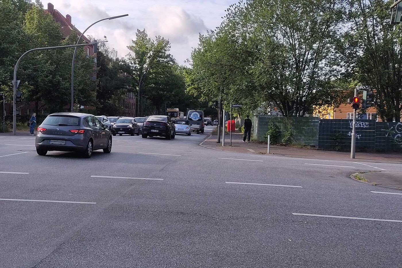 Zweistreifiges oder versetztes Fahren empfinden viele Radfahrende in der Krausestraße als so gefährlich, dass sie lieber illegal die Gehwege nutzen.