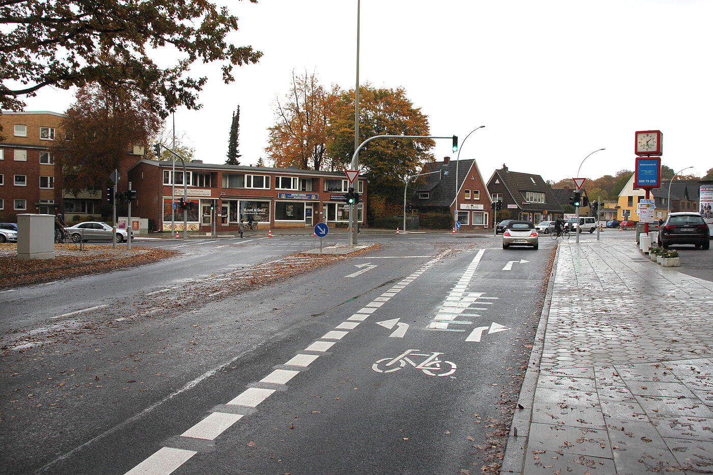 Stadtbahnstraße (Süd) trifft auf Stadtbahnstraße (markiert im Oktober 2016) - im Linksabbiegestreifen befindet sich ein zusätzlicher Streifen für Fahrrad nach links