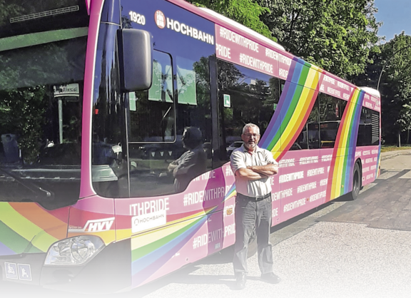 Der Busfahrer Marco Osterloh vor einem Bus der Hochbahn AG