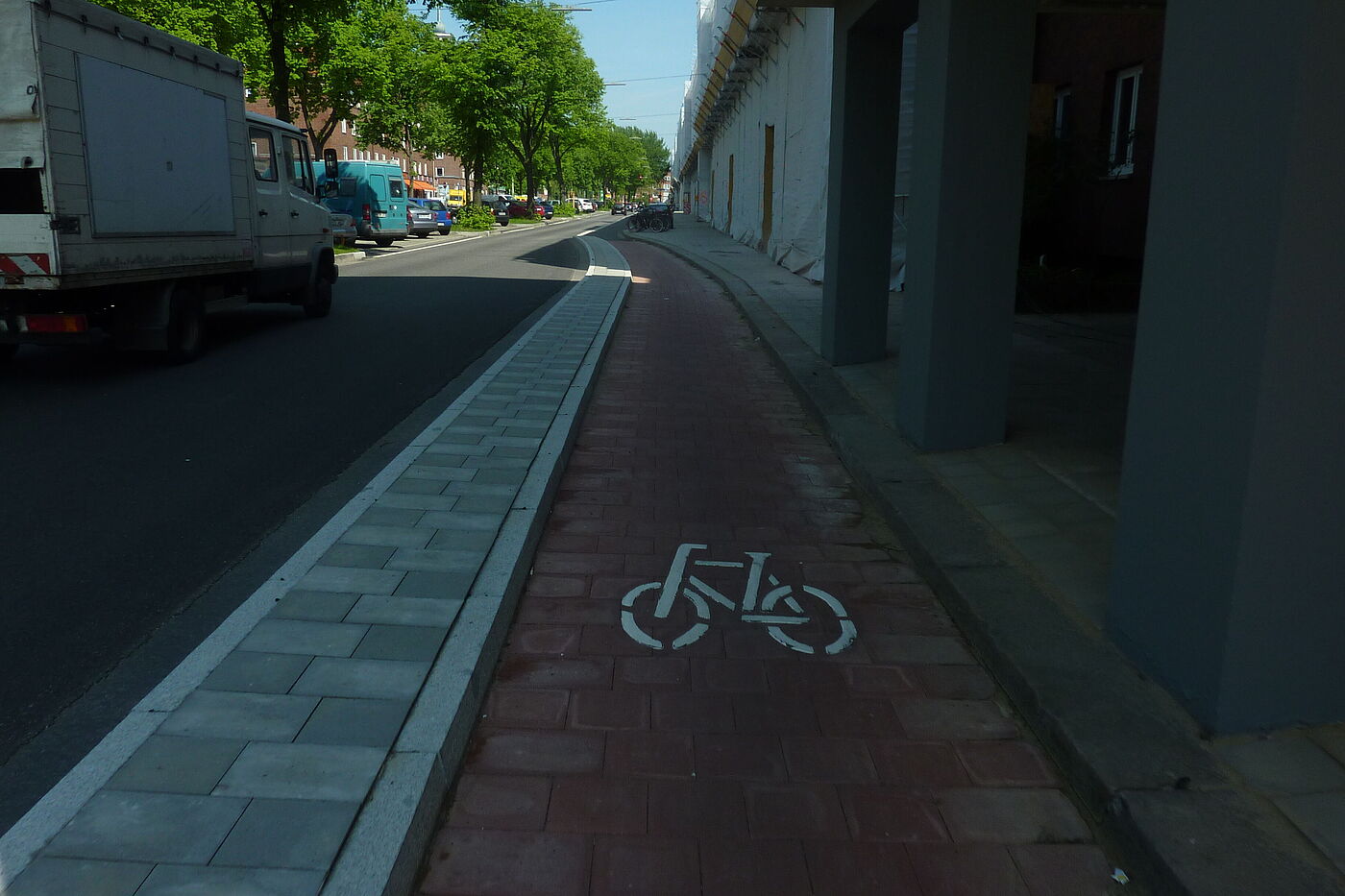 Straßburger Straße (2018). Links Kfz-Fahrstreifen, rechts daneben schmale Insel, rechts davon Radweg