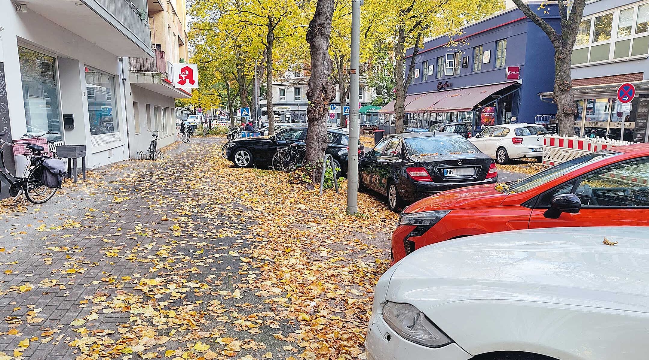 Geschwister-Scholl-Straße: Vorne hat die Polizei Bedenken wegen der geparkten Autos, weiter hinten das Bezirksamt wegen „sehr präsenter Lage“.