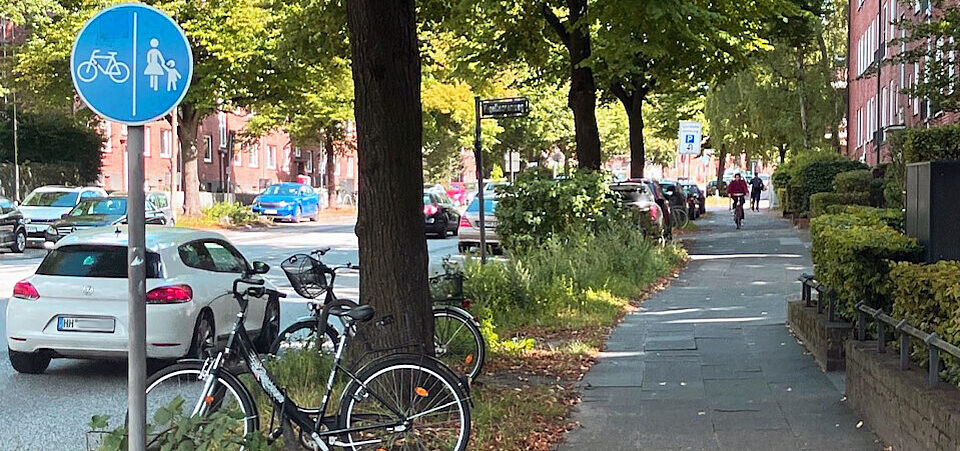 Radweg Braamkamp Radweg am Braamkamp hört plötzlich auf unter Laub und Grünstreifen