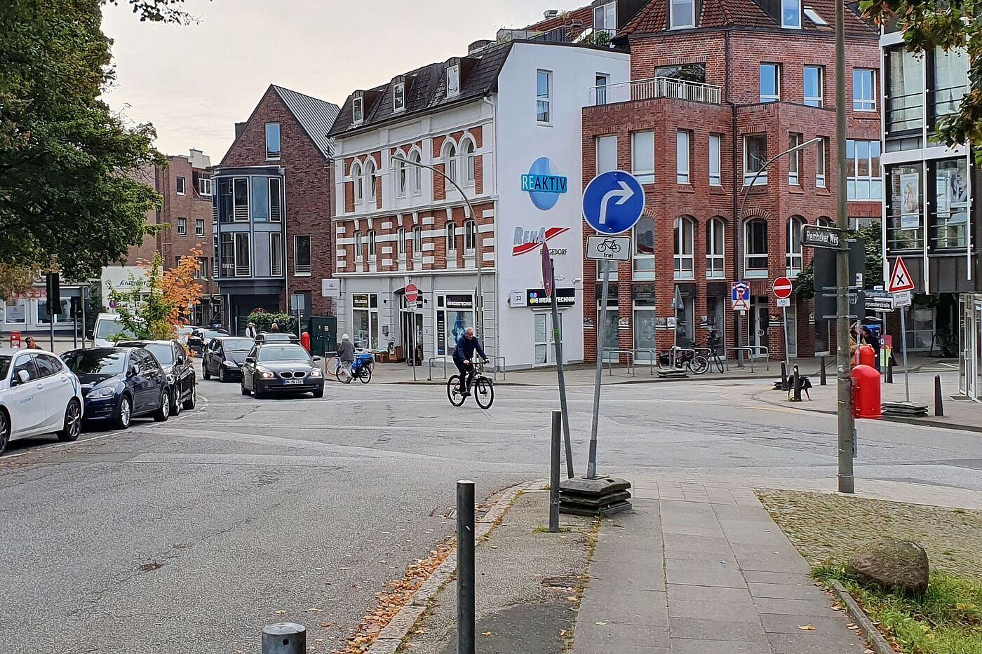 Chrysanderstraße mit Übergang in die Bergedorfer Schloßstraße vom Reinbeker Weg aus gesehen
