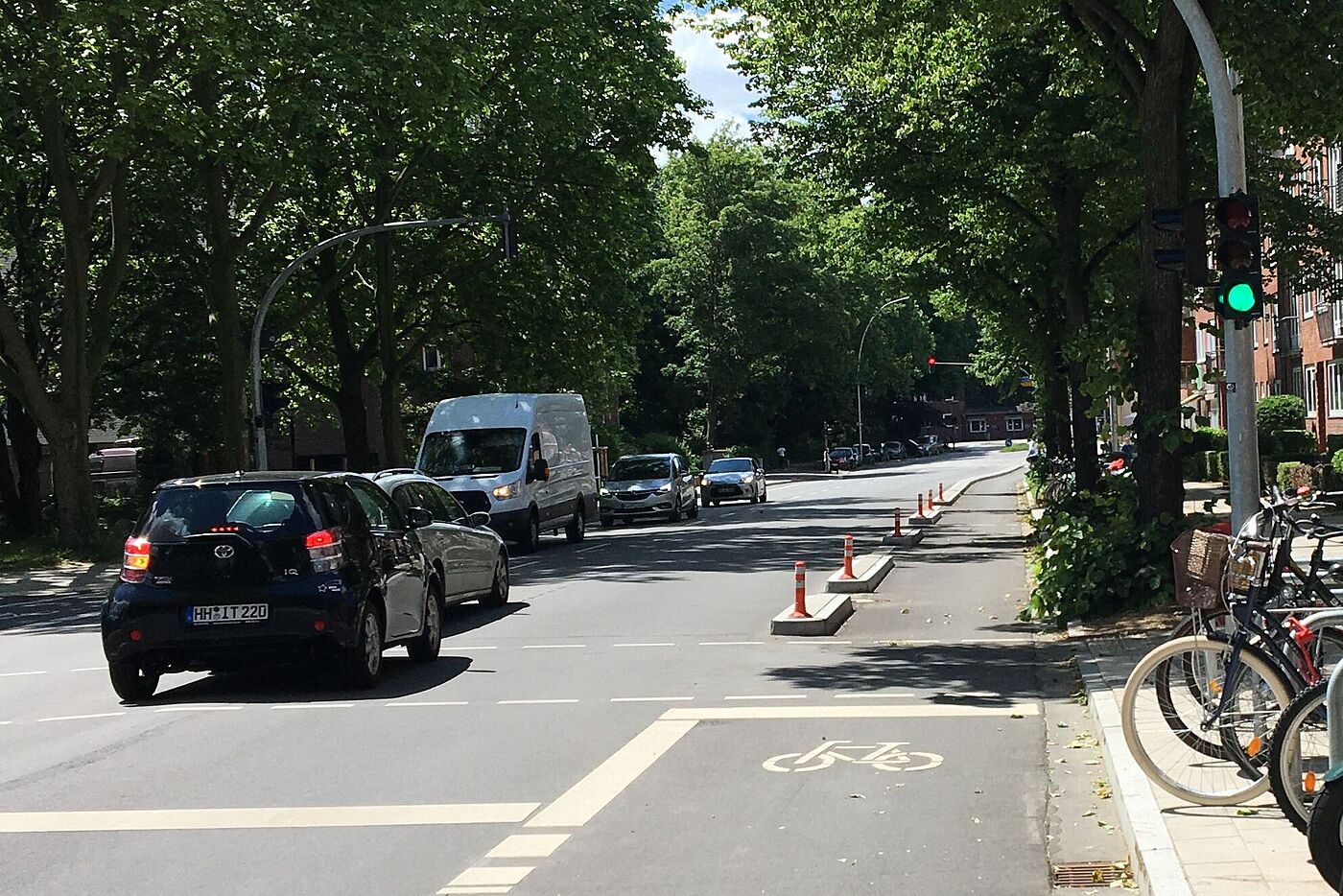 Der Radfahrstreifen ist nach links durch eine zig Meter lange, ca. 40 cm breite Insel vom rechten Fahrstreifen abgetrennt.