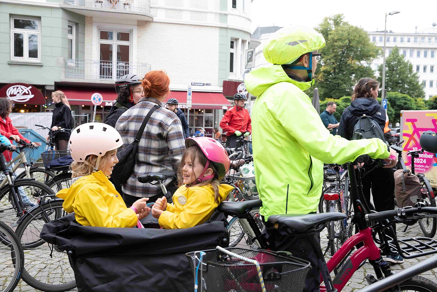 Kinder im Fahrradanhänger