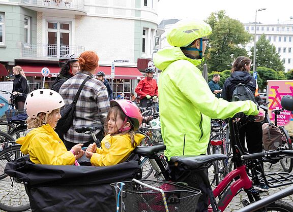 Kinder im Fahrradanhänger