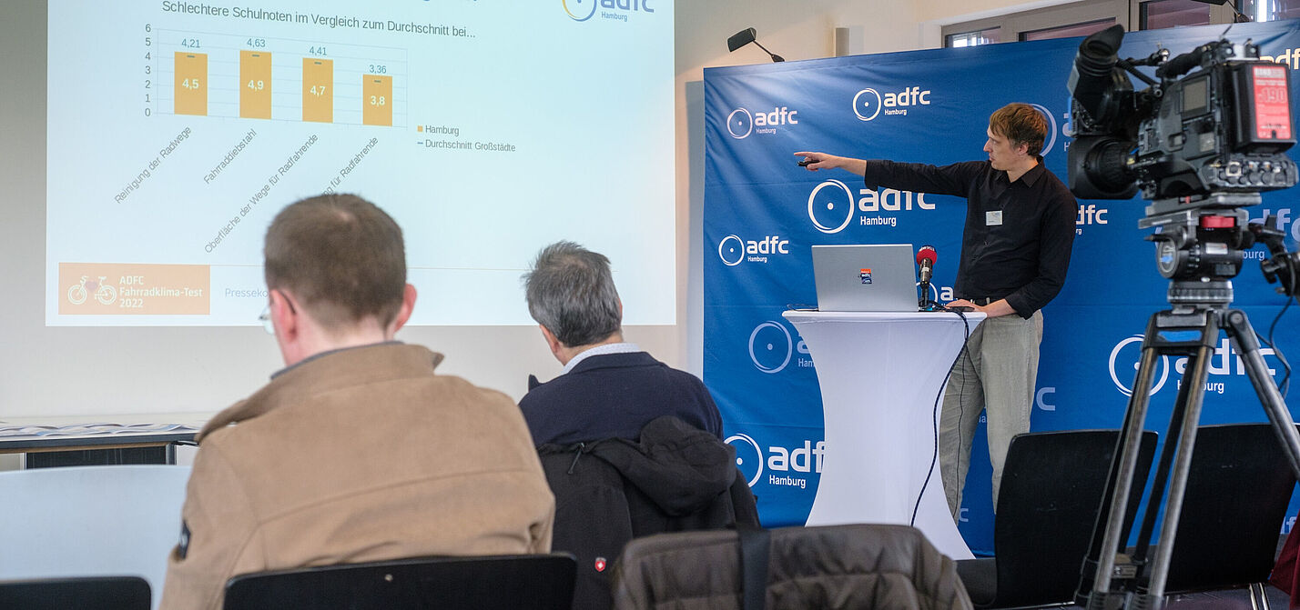 Tom Jakobi erläutert Ergebnisse des Fahrradklimatests 2022