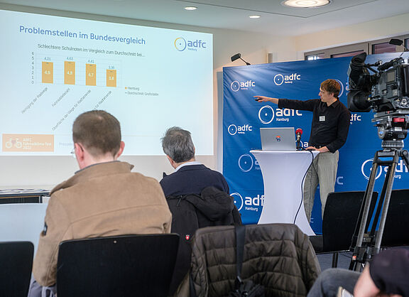 Tom Jakobi erläutert Ergebnisse des Fahrradklimatests 2022