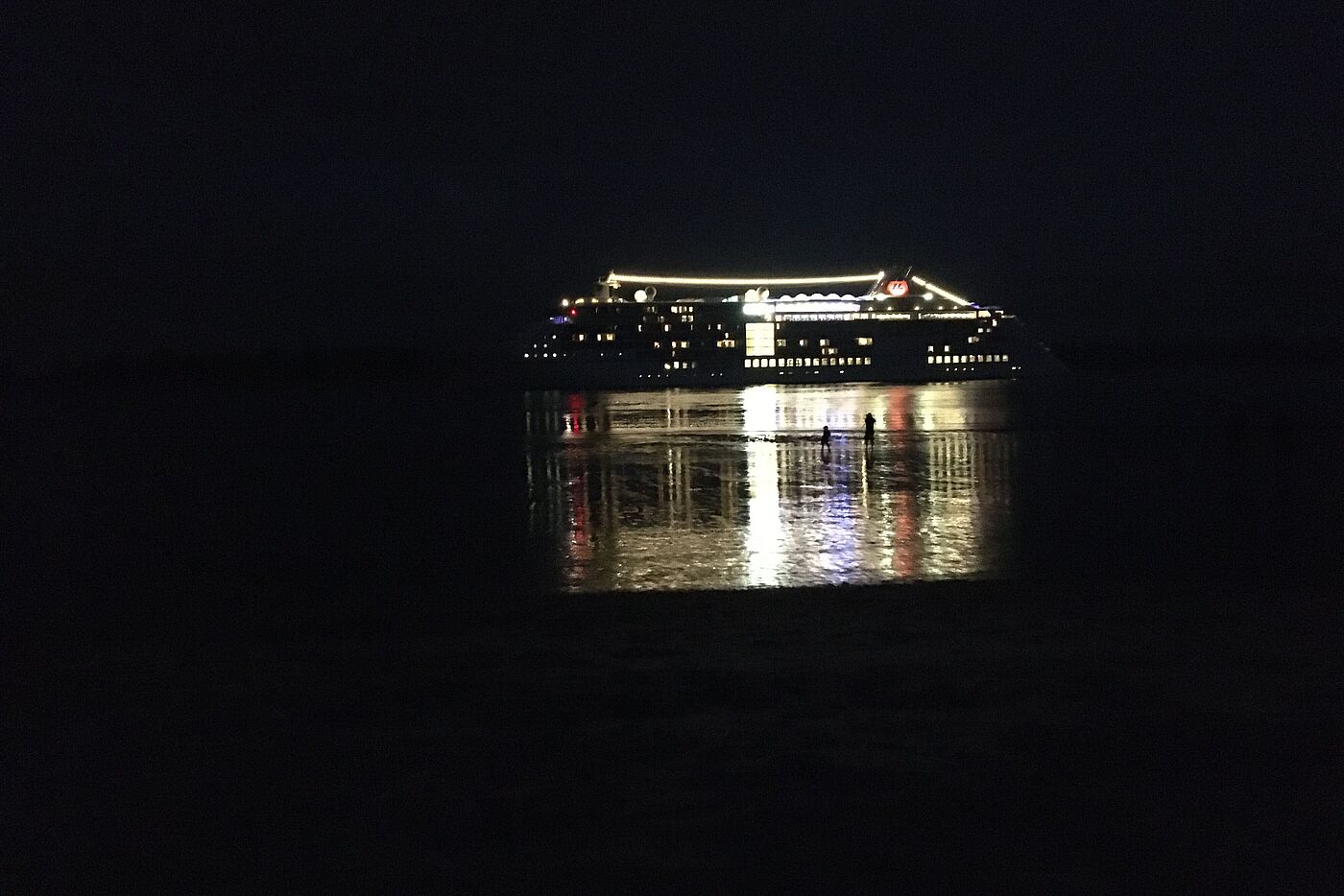 Kreuzfahrtschiff Europa im Dunklen