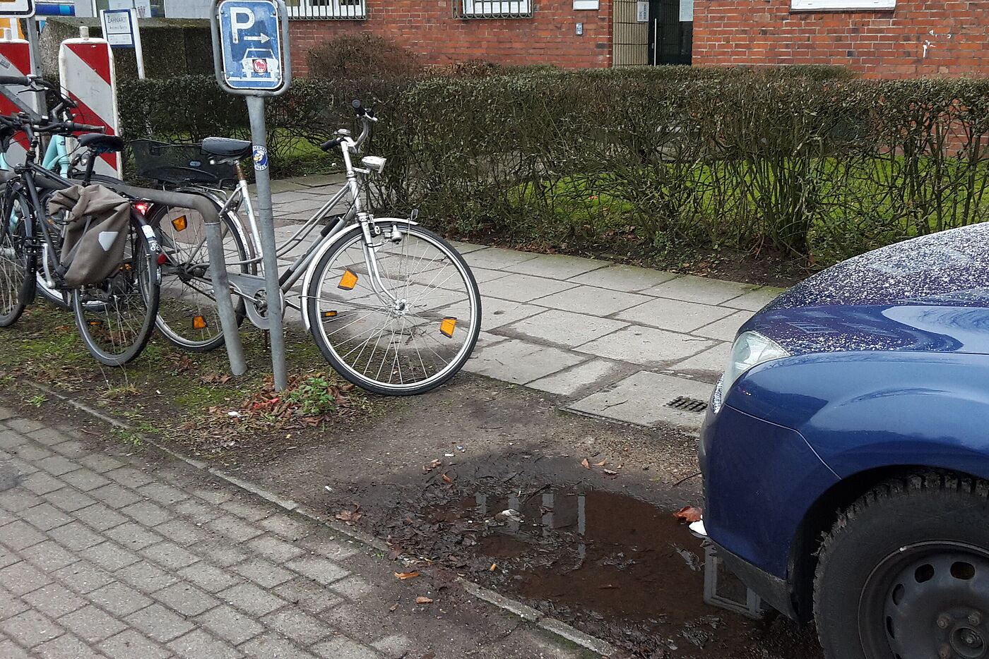  Fahrradparkplatz neben schmalem Fahrradweg