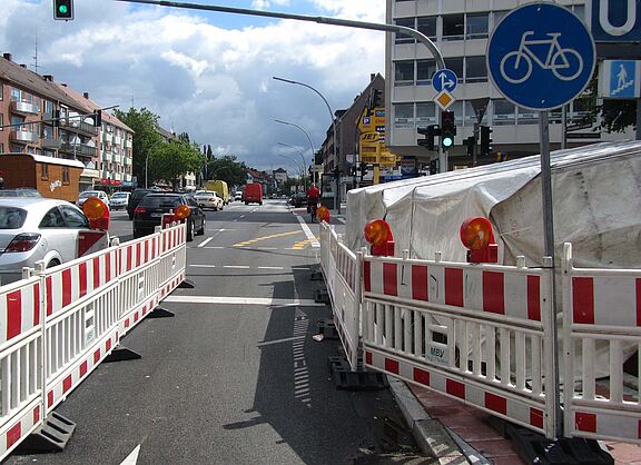 Fahrtrichtung Osten, stadtauswärts: Der Radverkehr wird vorübergehend über eine durch Baken abgetrennte Spur auf der Fahrbahn geführt