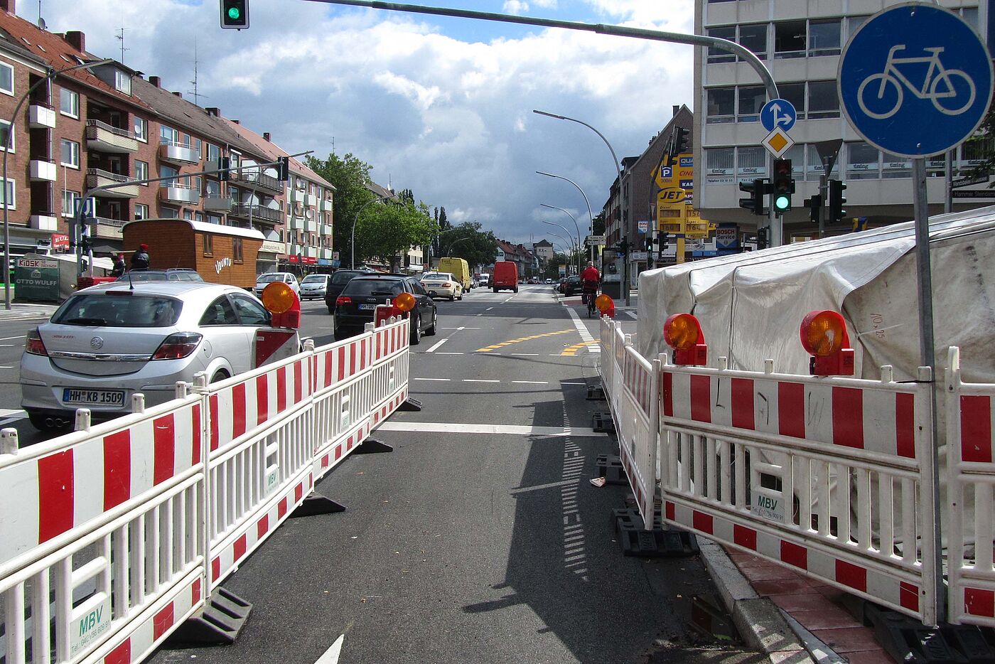 Fahrtrichtung Osten, stadtauswärts: Der Radverkehr wird vorübergehend über eine durch Baken abgetrennte Spur auf der Fahrbahn geführt