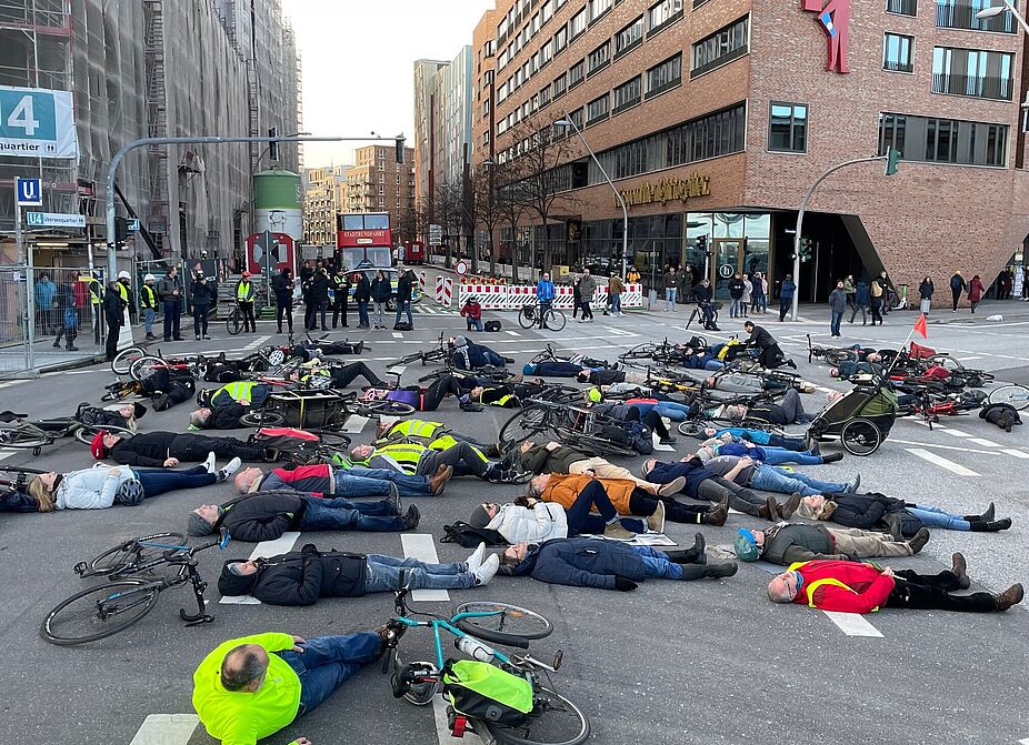 Ghostbike in der Hafencity Ghostbike als Mahnwache im Gedenken an eine getötete Radfahrerin in der Hafencity