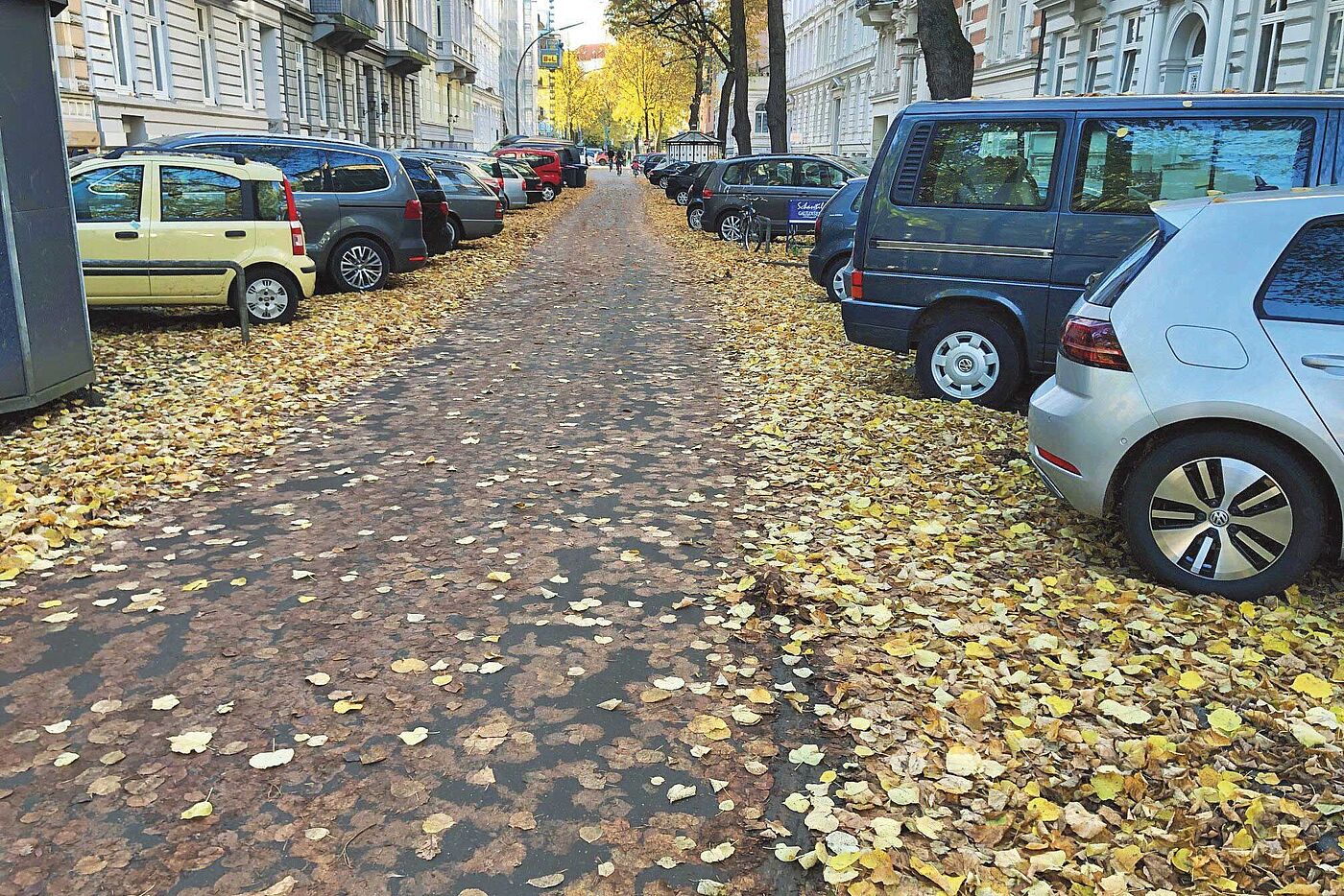 Die ersten Fahrradstraßen Hamburgs: Seit 1998 genießen Radfahrende in der Rutschbahn, der Bornstraße und der Heinrich-Barth-Straße in Rotherbaum Vorrang. Autofahrer*innen stört das offensichtlich wenig.