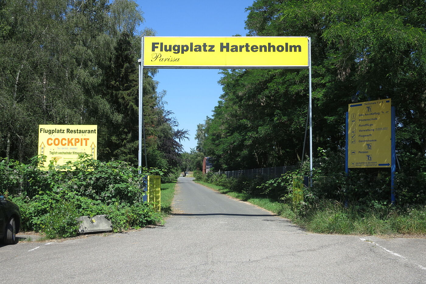 Eingang zum Flugplatz Hartenholm
