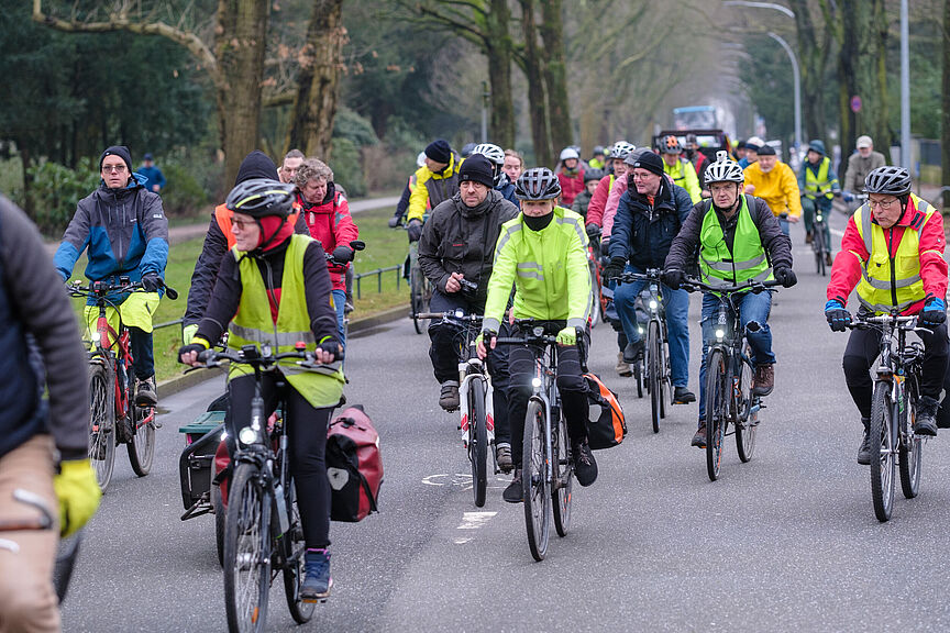 Trauerfahrt__Natenom_11..2._2024_-__c__Kay_Brockmann-04 Teilnehmer*innen einer Fahrraddemo